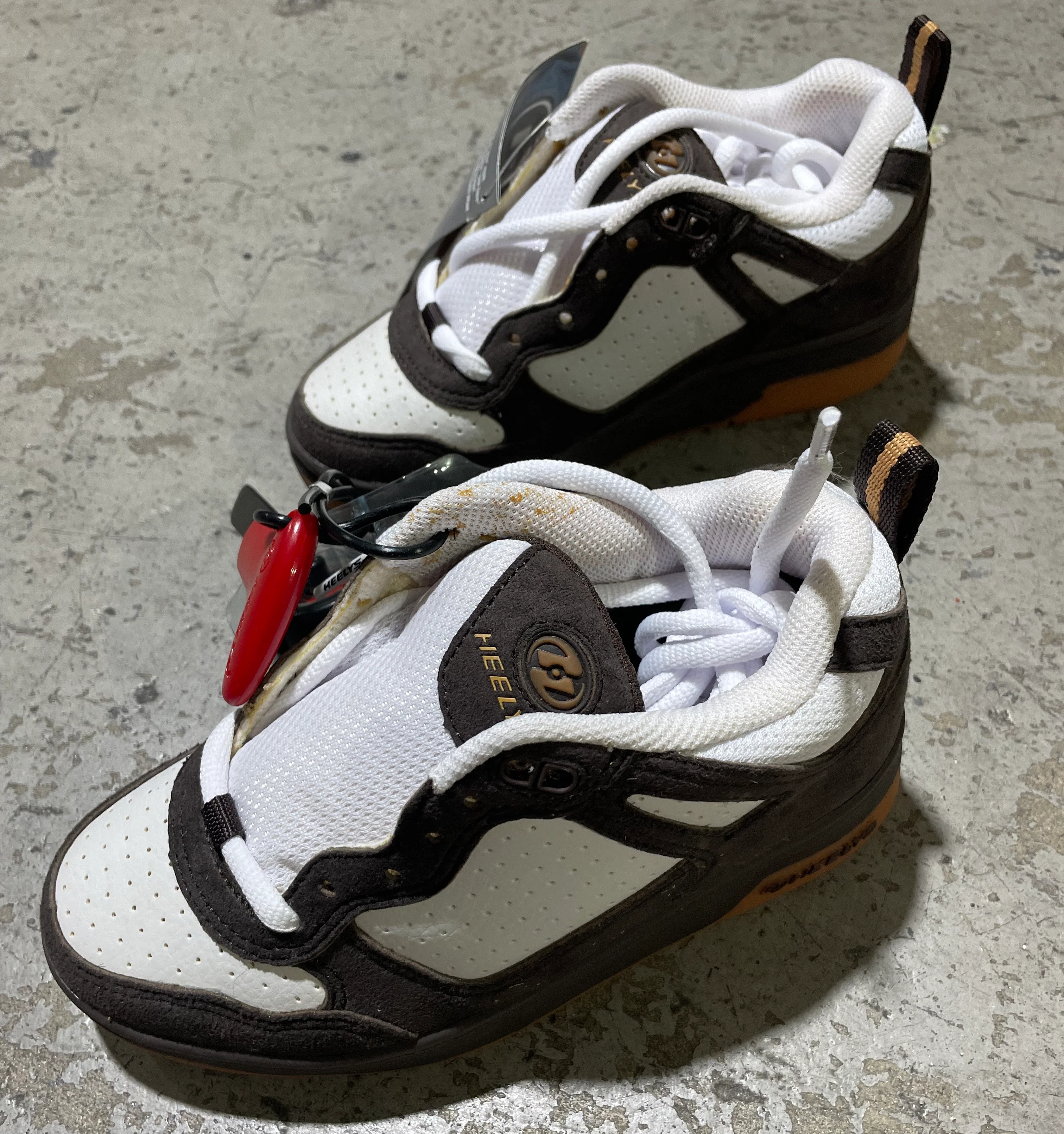 Heelys Fleet Youth Skate Shoes - Dark Brown/White/Gold [Size 1] - Image 2